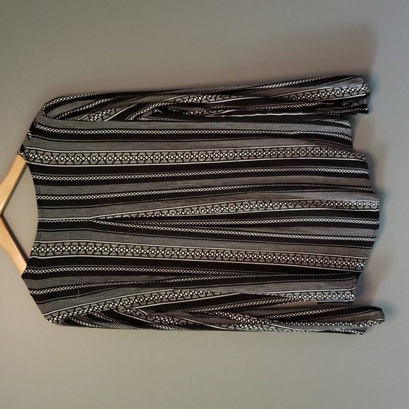 ⭐️3/$35 Ripzone Top - Picture 2 of 6